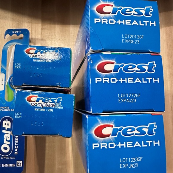 Lot of 6 Crest Pro-Health Clean Mint, Gel & With Scope Toothpaste & a Toothbrush - Picture 4 of 6
